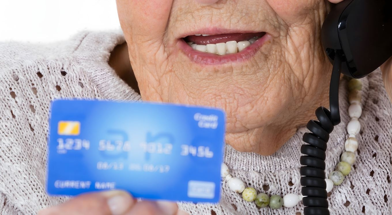 Finančná gramotnosť seniorov stúpa. Podvodníci preto útočia na najväčšiu slabosť