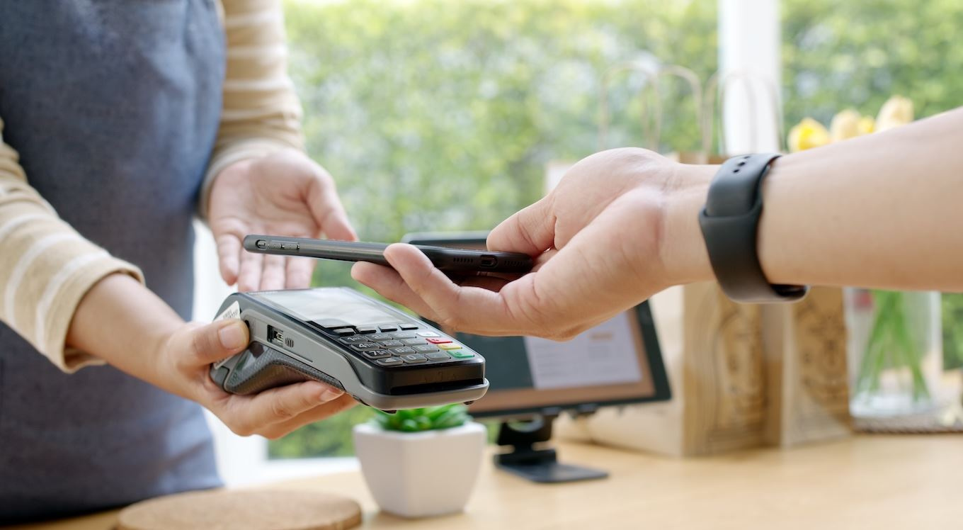 Končí doba kešu aj kariet: Najväčšia slovenská banka chce, aby klienti prešli na platby mobilom