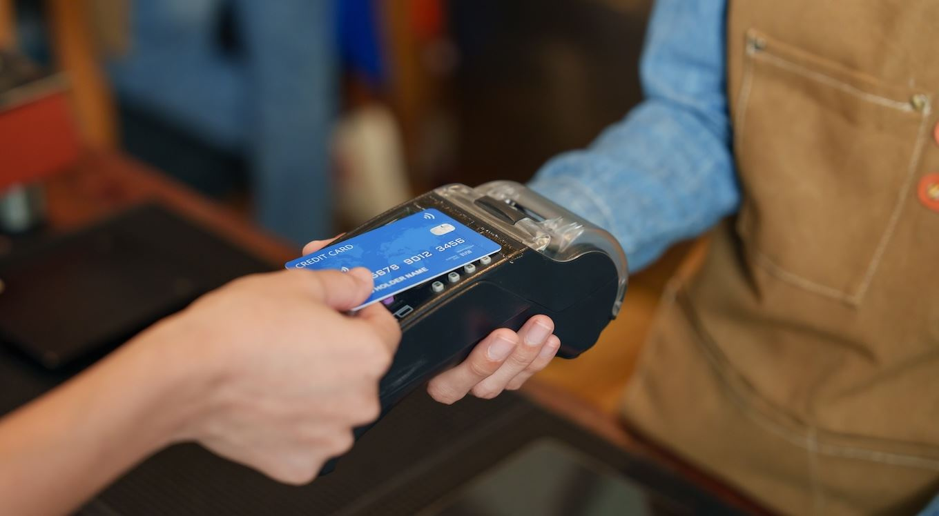 Najväčšia banka chce presťahovať platobné karty do mobilov. Plastové spoplatňuje sumou 10 eur