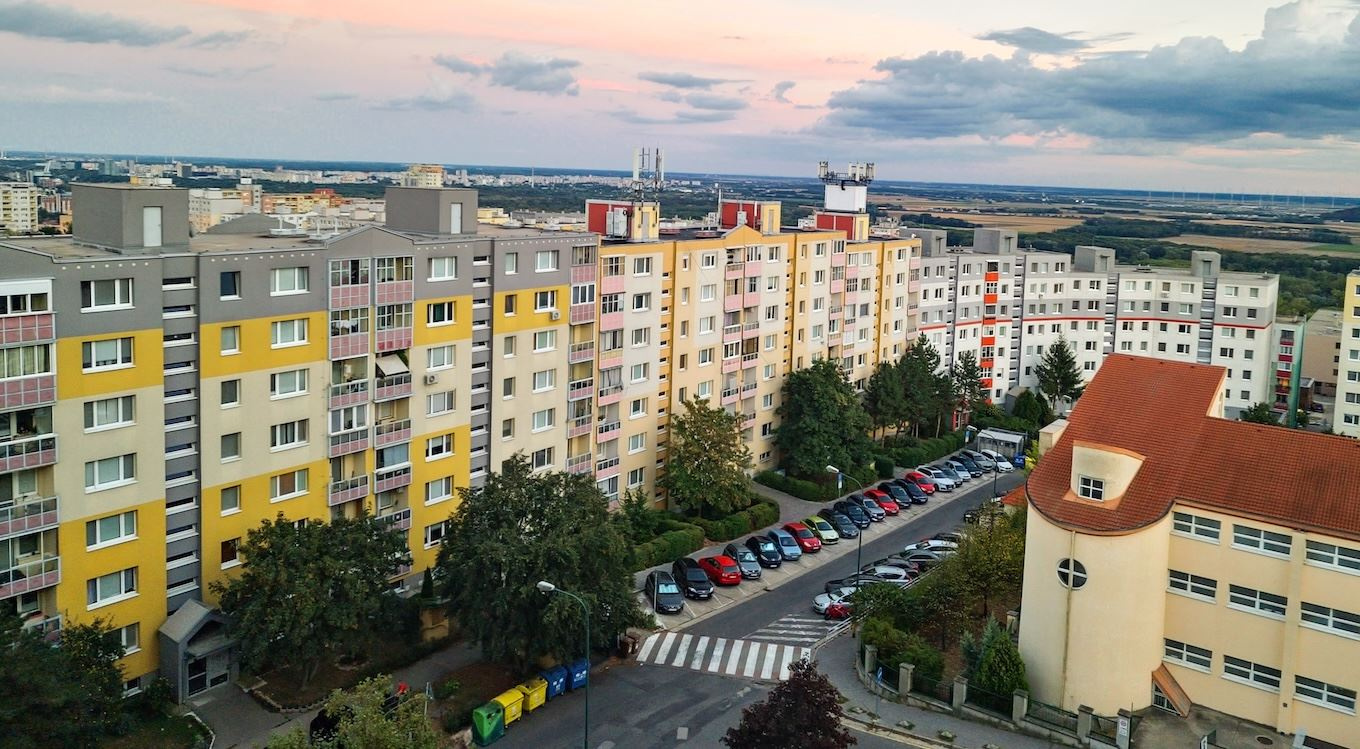Prečo môže vyššia daň z nehnuteľností konečne zraziť ceny bytov nadol