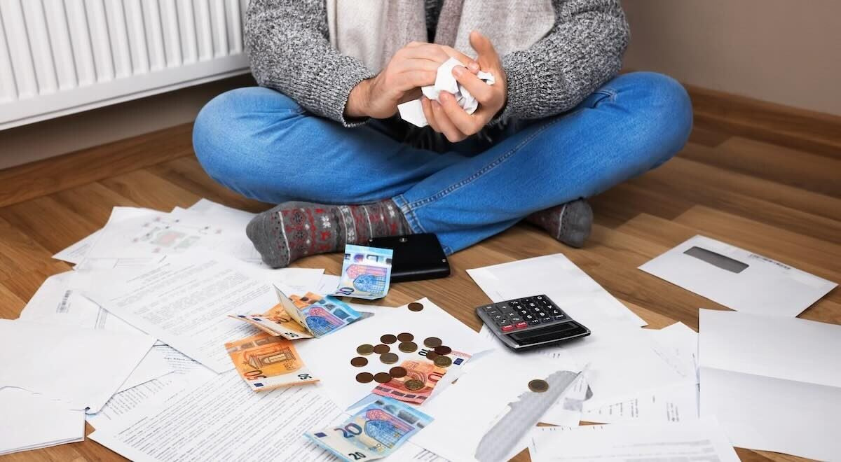 Slovákov valcuje finančné dno: Kruté dlhy sťahujú už aj seniorov