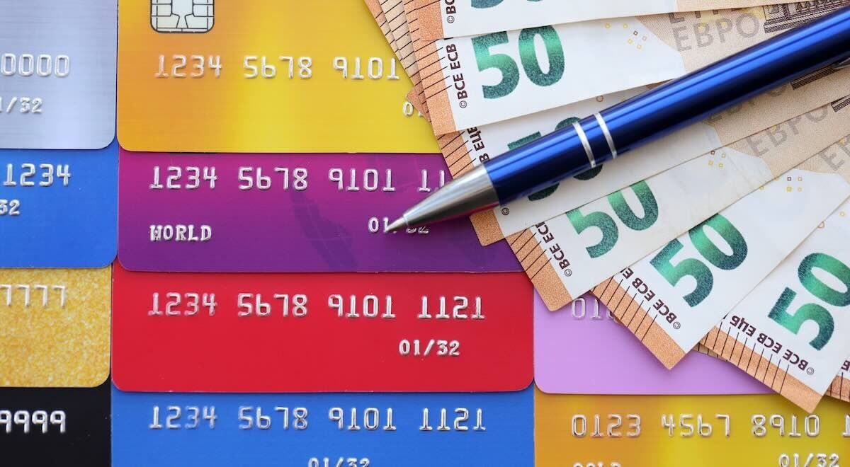 Slováci vykrmujú banky vlastnými peniazmi, nevedia sa zbaviť predražených pôžičiek