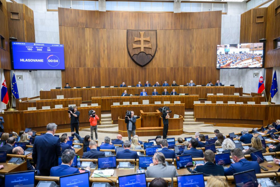 Parlament odmietol viaceré návrhy zmien v dani z príjmov opozičnej SaS