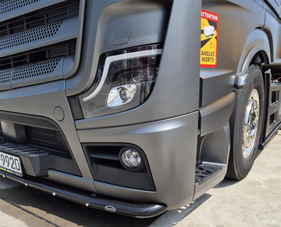 Zisk výrobcu nákladných áut Daimler Truck vlani prudko klesol