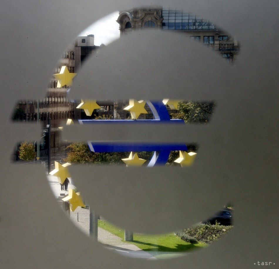 Kurz eura zostáva aj napriek miernemu oslabeniu nad 1,14 USD/EUR