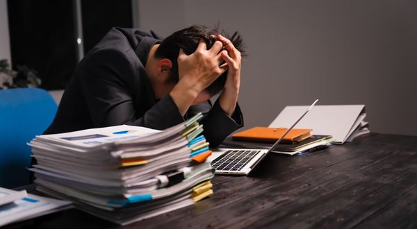 Dlžoba ako mlynský kameň. Bankrotov na Slovensku skokovo pribúda, na dno padajú najmä tridsiatnici a muži