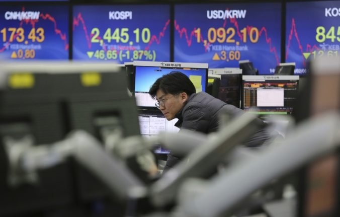 Ázijská burza v úvode týždňa uzavrela zmiešane, trhy v Európe začali obchodovanie poklesom