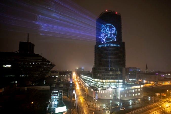 Umelci „nasvietili“ budovu Národnej banky Slovenska, pripravili symboly zimy a Vianoc