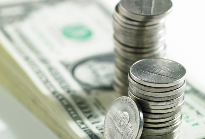 Dolár si prilepšil voči jenu, americká centrálna banka uvažuje o ukončení nákupov dlhopisov skôr