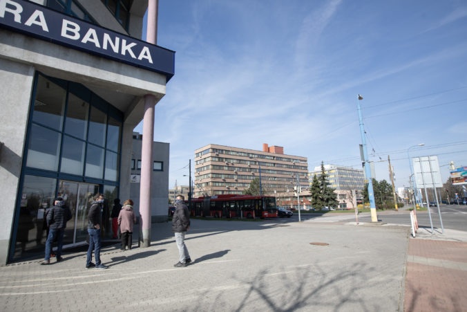 Banky na Slovensku si oproti vlaňajšku polepšili, čistý zisk k aprílu dosiahol vyše 200 miliónov eur