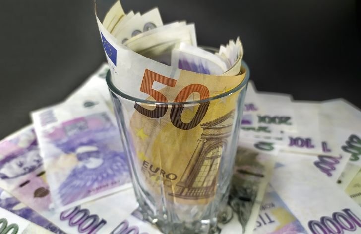 Udalosti týždňa: Čo musia urobiť penzisti do konca augusta, ktorá banka mení ceny a kto preplatí Covid-19?