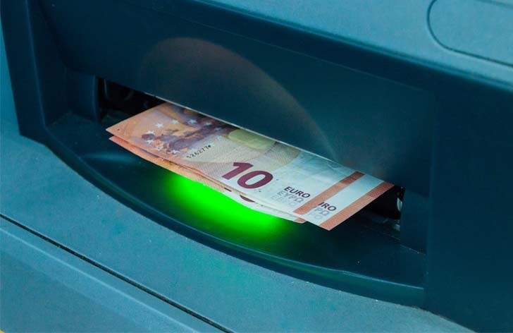 Vklad peňazí cez bankomat: koľko to stojí a ktoré banky to umožňujú